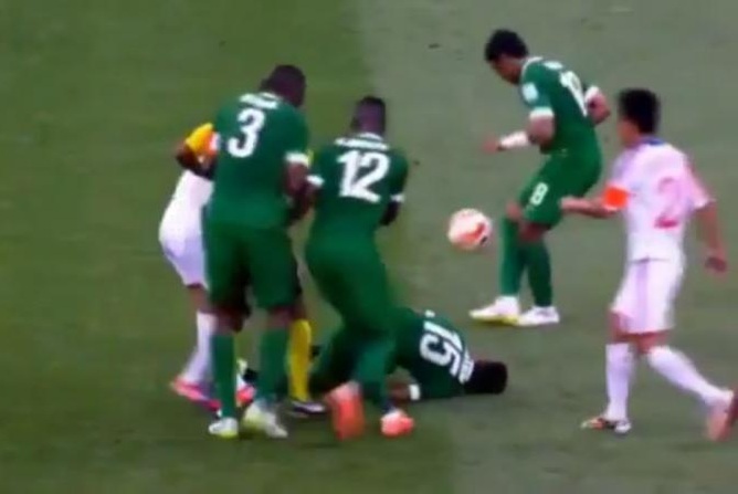 salem-al-dawsari-simulation-injury-injured-teammate-hurt-serious-juggles